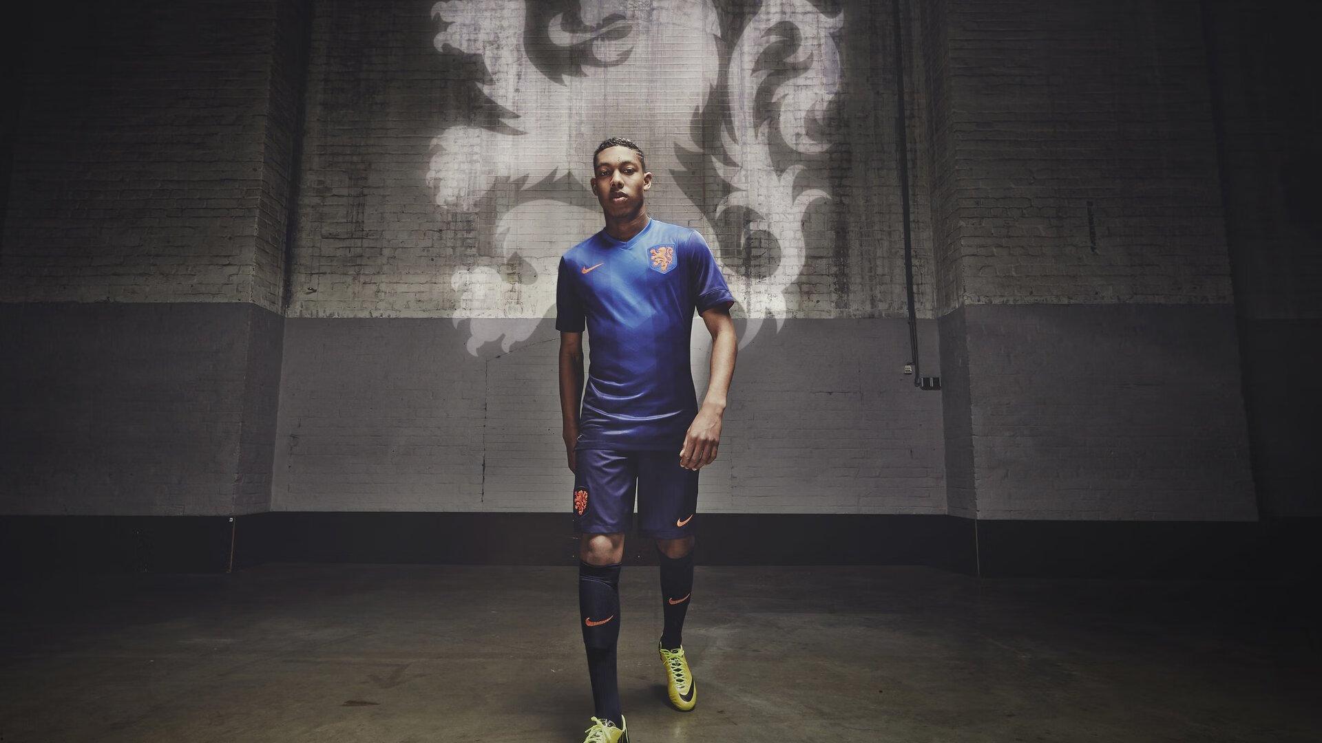 米兰德比看台星光,太阳报聚焦里奇女友透视装造型引热议,球迷视线分割绿茵与时尚